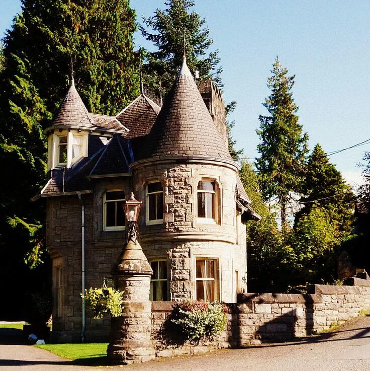 Проекты замков фото Gatehouse, Atholl Palace Hotel, Pitlochry, Scotland. Victorian homes, Castle hou