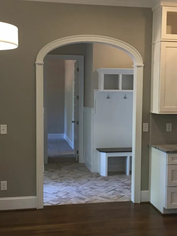 Проем на кухню фото Arch Doorway in mudroom. Great entry point to a large open kitchen area! Arch do