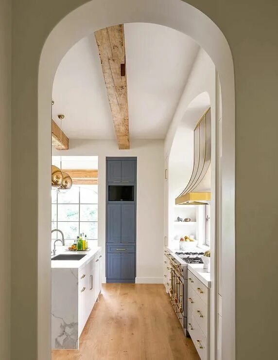 Проем на кухню фото cool kitchen with arched doorway - Google Search Custom homes, Kitchen range hoo