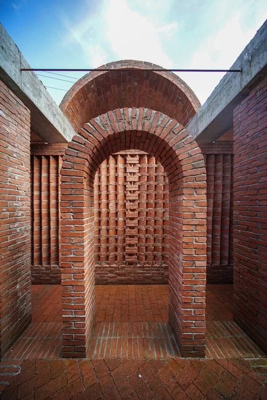 Проемы из кирпича фото Gallery of Red Brick Country Auditorium / Huazhong University of Science and Tec