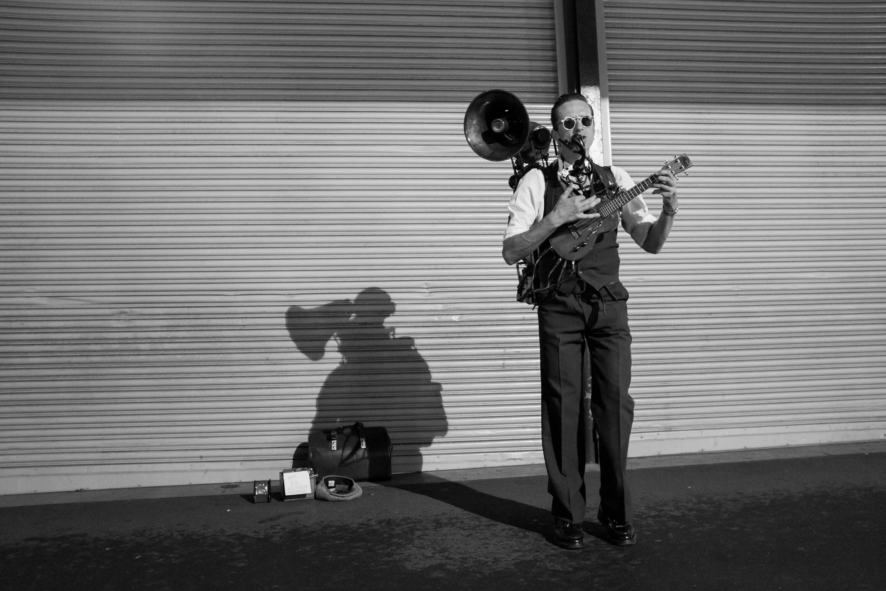 Профессионально черно белое фото Wallpaper : street, guitar, shadow, band, musician, microphone, standing, gramop