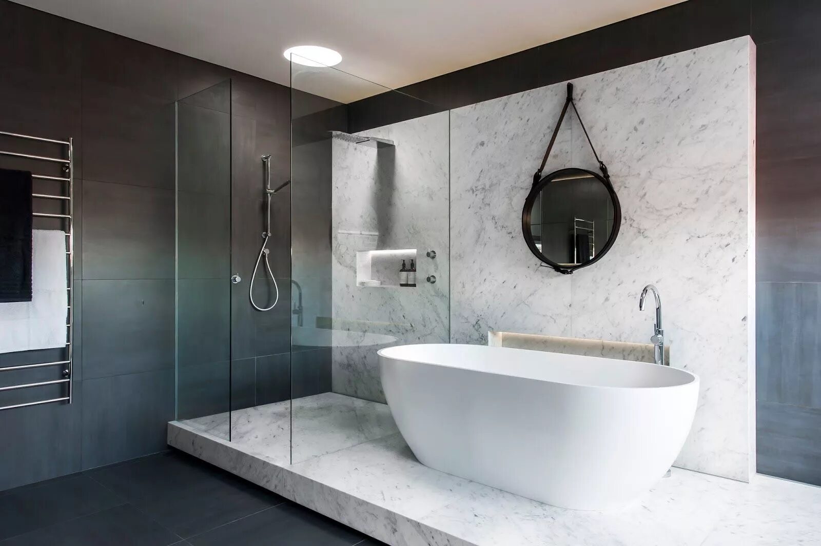 Профиль в интерьере ванной Understated elegance creates a stunning bathroom. Monochromatic bathroom, Minima