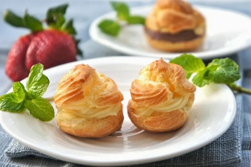 Профитроли с заварным кремом фото حلويات: كريم باف بالكاستر Chocolate pastry, Food, Cream puffs