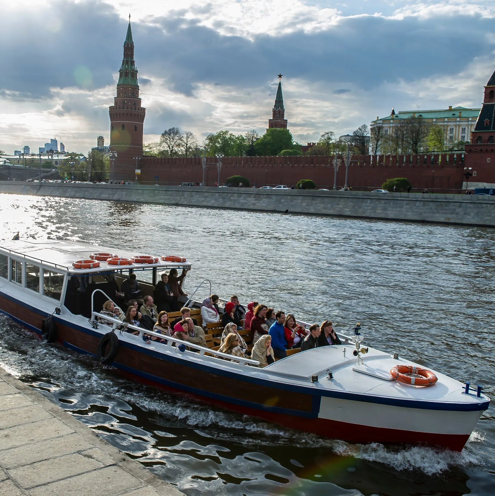 Прогулка по москве реке фото Вечерние речные прогулки