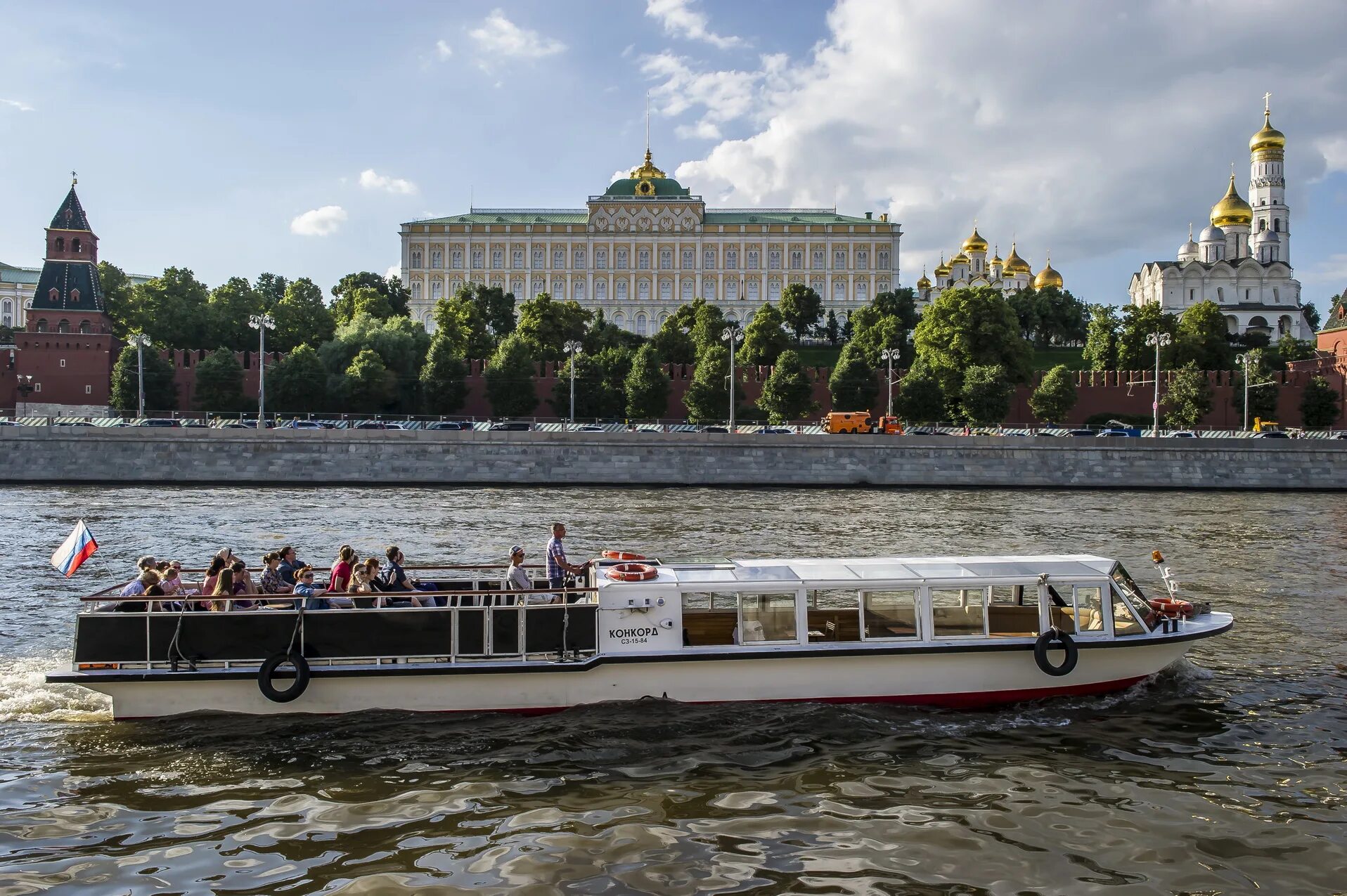 Прогулка по москве реке фото Арендовать Теплоход Конкорд у метро Третьяковская по низкой цене от компании spe