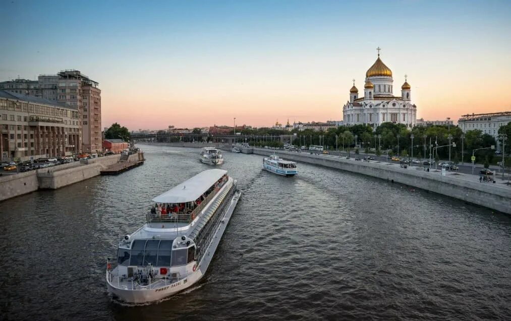 Прогулка по москве реке фото Экскурсии на теплоходе Лавка экскурсий