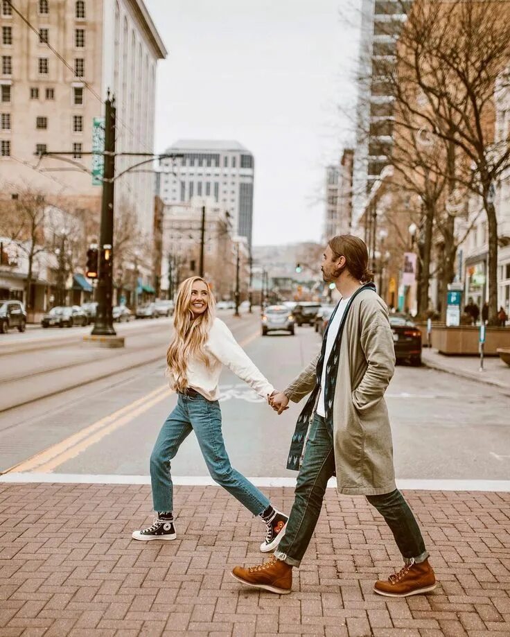 Прогулки по городу фото #couplegoals #photography #younglove #inspo #couplesposing #engagments #happy #l