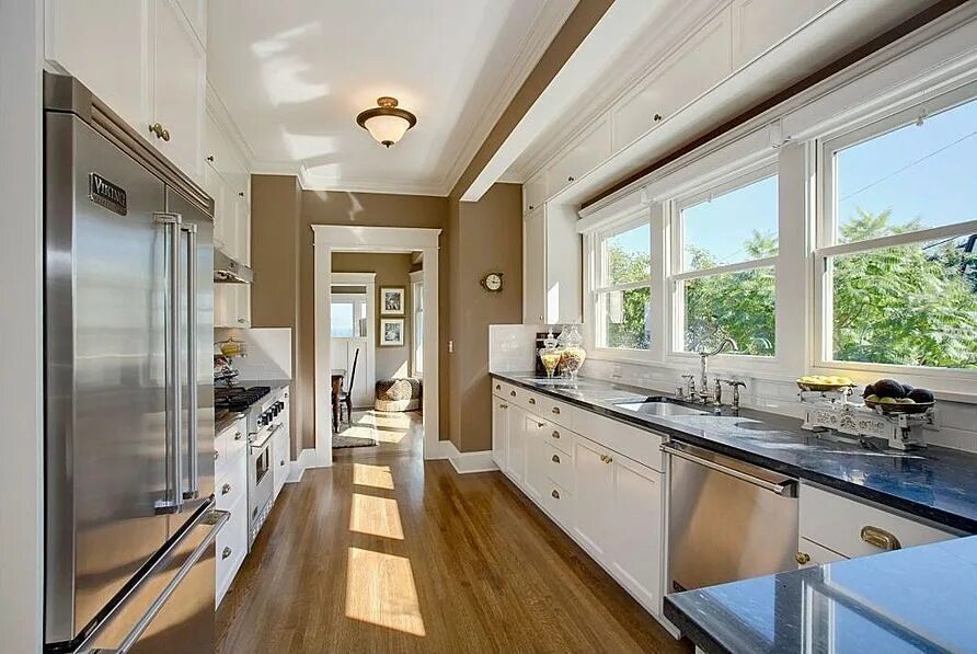 Проходная кухня в частном доме планировка Zillow Learning Center Hardwood floors in kitchen, Traditional kitchen, Kitchen 