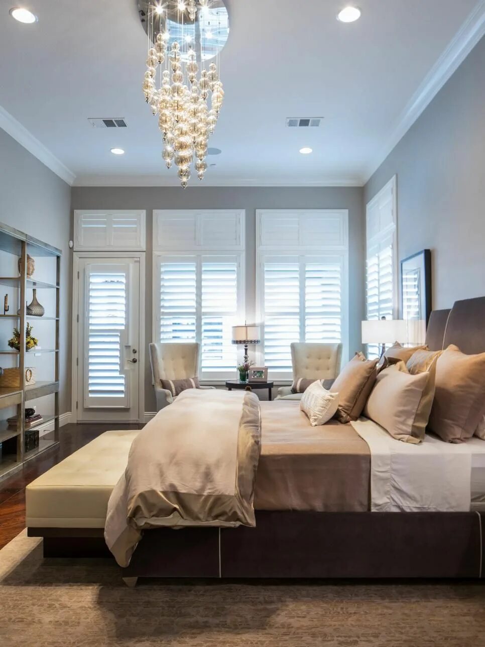 Проходная спальня дизайн Transitional Neutral Bedroom With Dazzling Chandelier Bedroom door design, Beaut