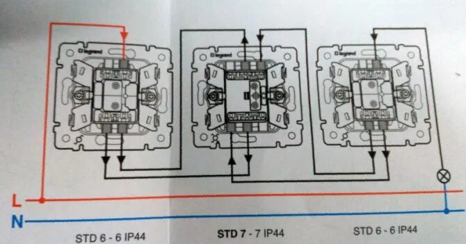 Проходной выключатель веркель схема подключения Что представляет собой проходной выключатель Legrand, особенности схемы его подк