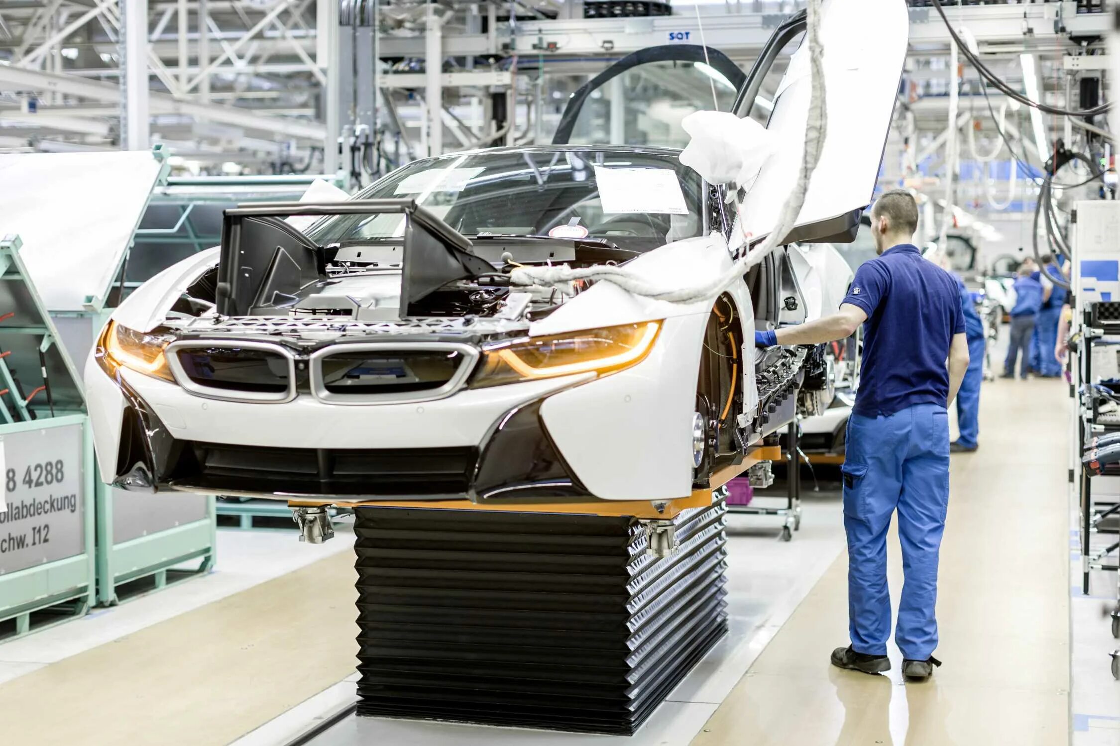 Производство автомобилей фото BMW plant Leipzig - assembly of the BMW i (04/2014)