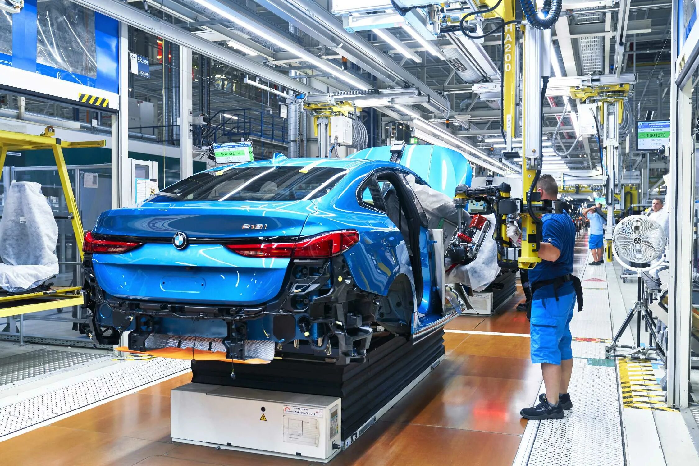 Производство машин фото Das erste BMW 2er Gran Coupé, Serienproduktion im BMW Group Werk Leipzig (11/201