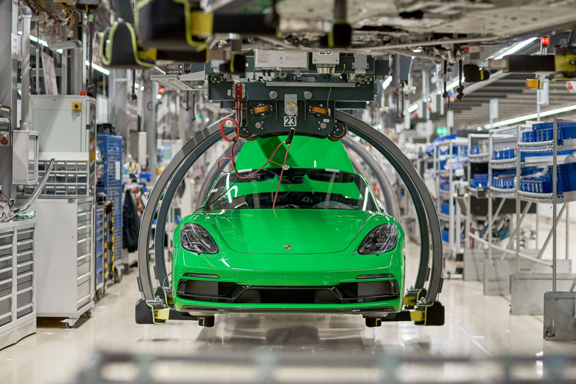 Производство машин фото Porsche adds second 718 production line