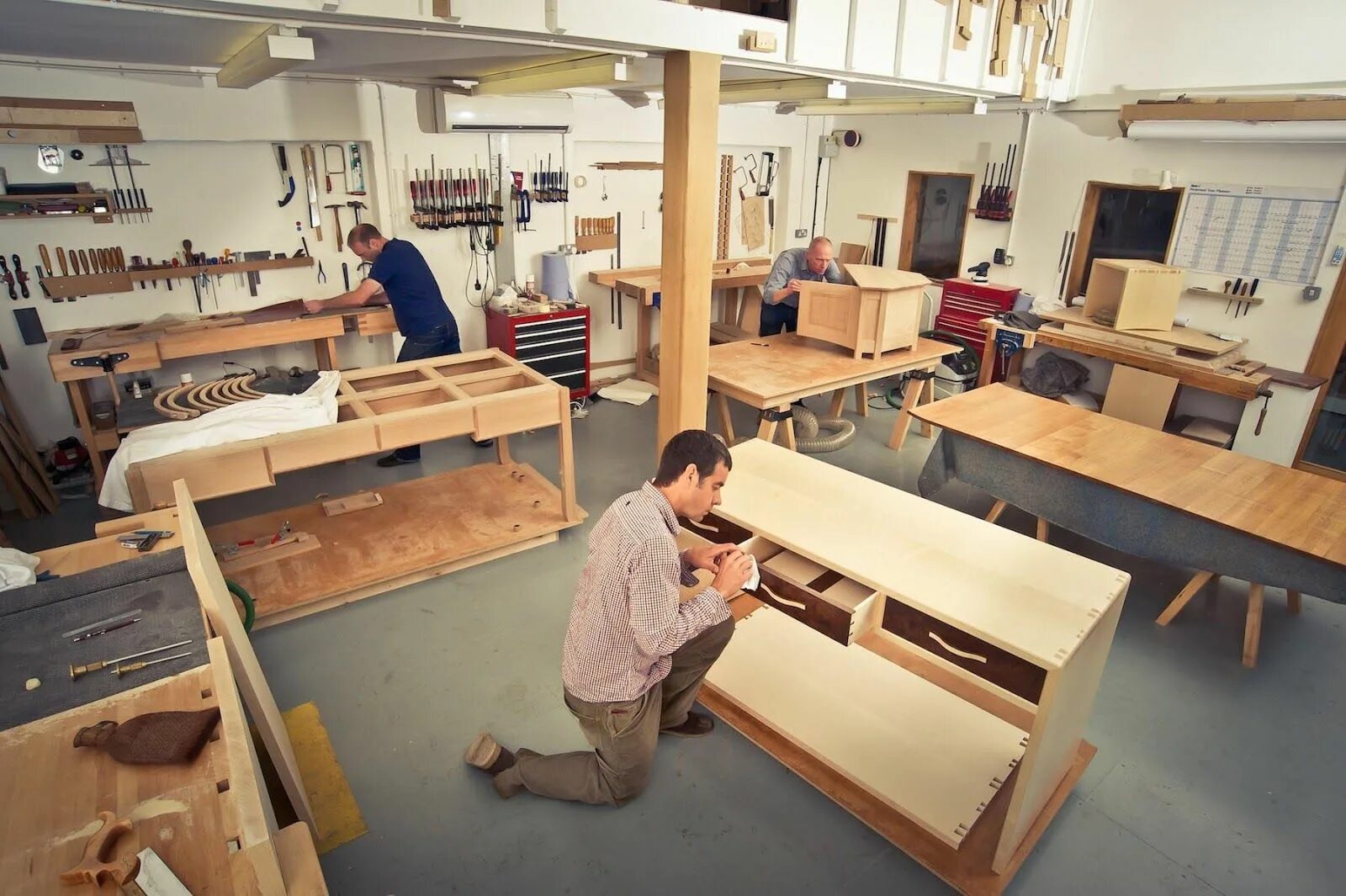 Производство мебели и предметов интерьера Furniture Design Workshop Furniture design, Shop interior design, Wood company