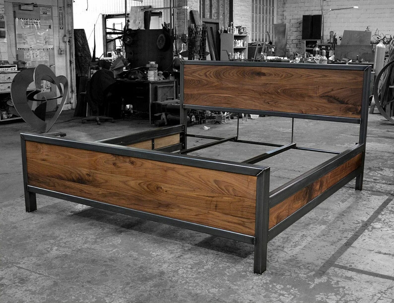 Производство мебели в стиле лофт Kraftig Bed Number 4 With Side Rails Etsy Bed frame design, Industrial bed frame