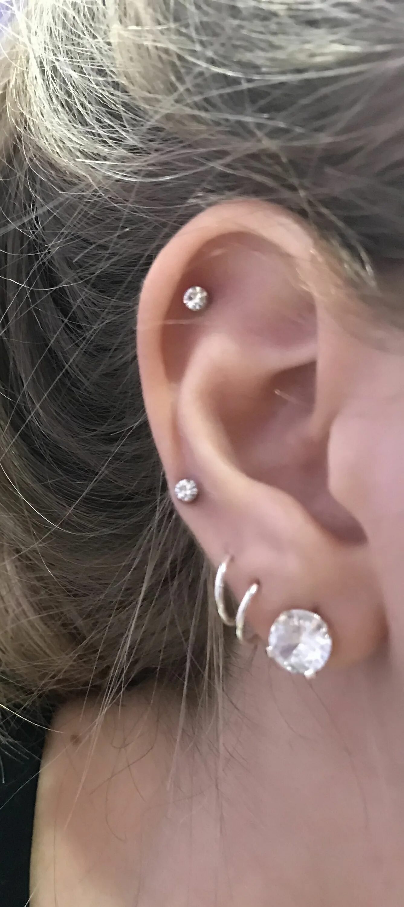 Прокол хеликс фото с серьгой в ухе Piercings; Single-Crystal stud, Double-10mm metal hoop, Triple-10mm metal hoop, 