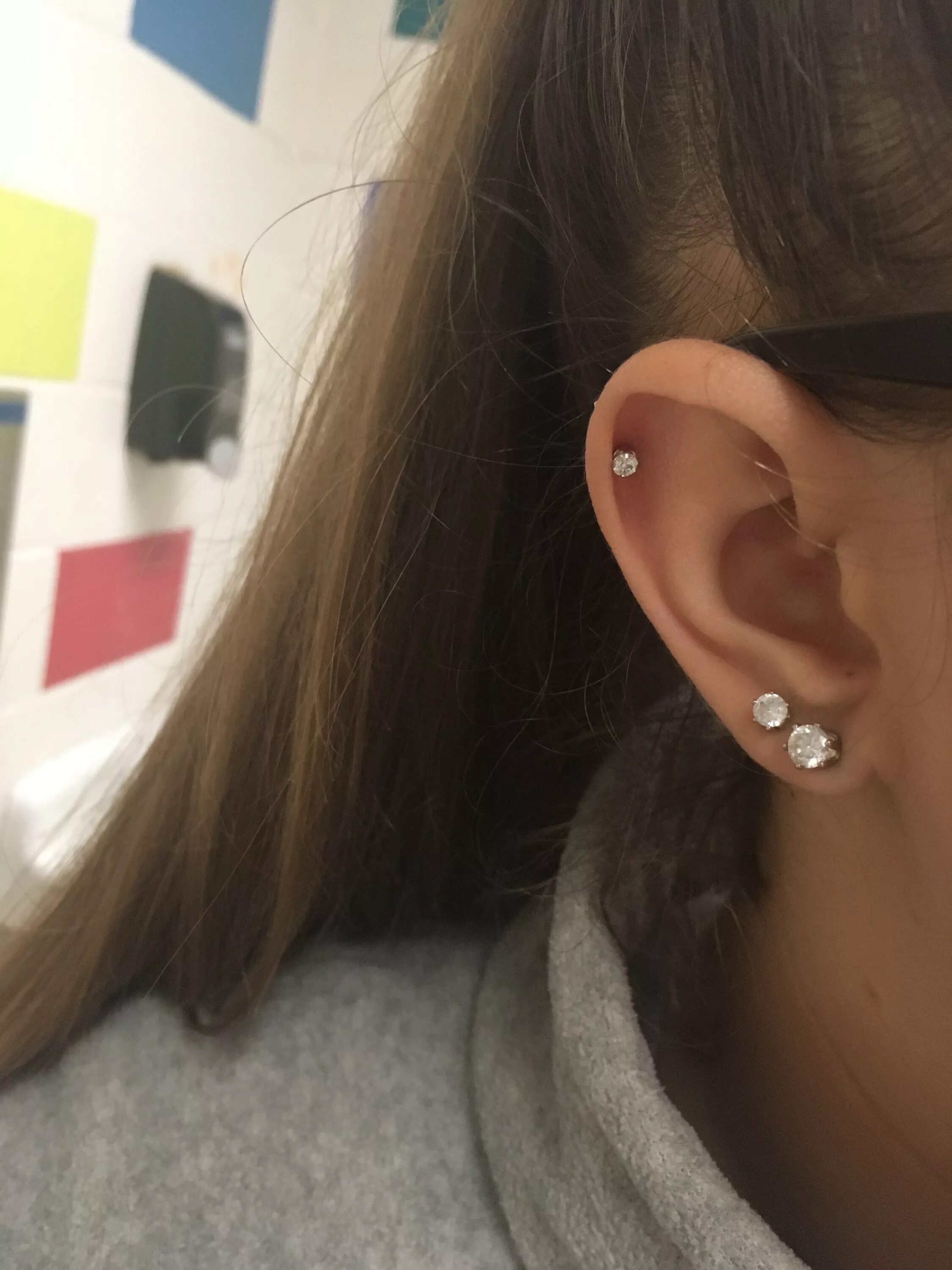 Прокол хеликс фото с серьгой в ухе In love with my helix piercing!! :)) Earings piercings, Cool ear piercings, Cart