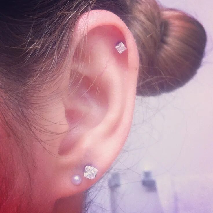 Прокол хряща уха фото Pin by Michaela VanSant on Hair, nails, and beauty Cute ear piercings, Piercings