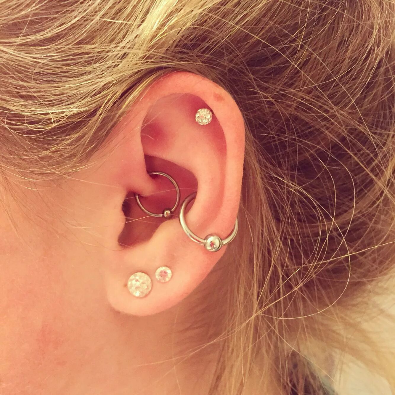 Прокол хряща уха фото Helix, daith, conch, and lobe piercings. ☺ Different ear piercings, Ear piercing