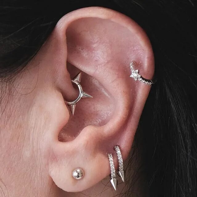 Прокол кафф уха фото I love this little triple spike daith piercing. This girl has a pretty aggressiv