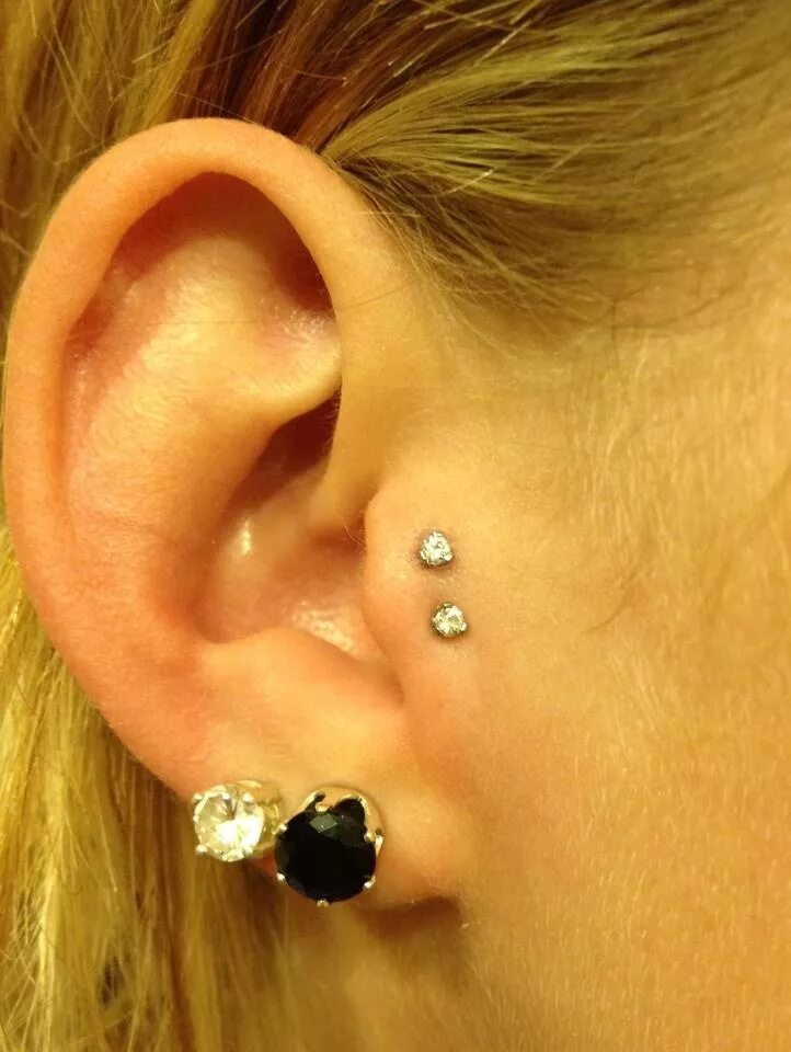 Прокол козелка в ухе фото Double tragus, to replace my missing surface piercing :( Emerald earrings studs,