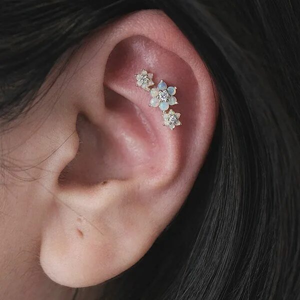 Прокол уха флэт фото The Coolest Piercings New York Girls Are Getting Right Now Earings piercings, Co