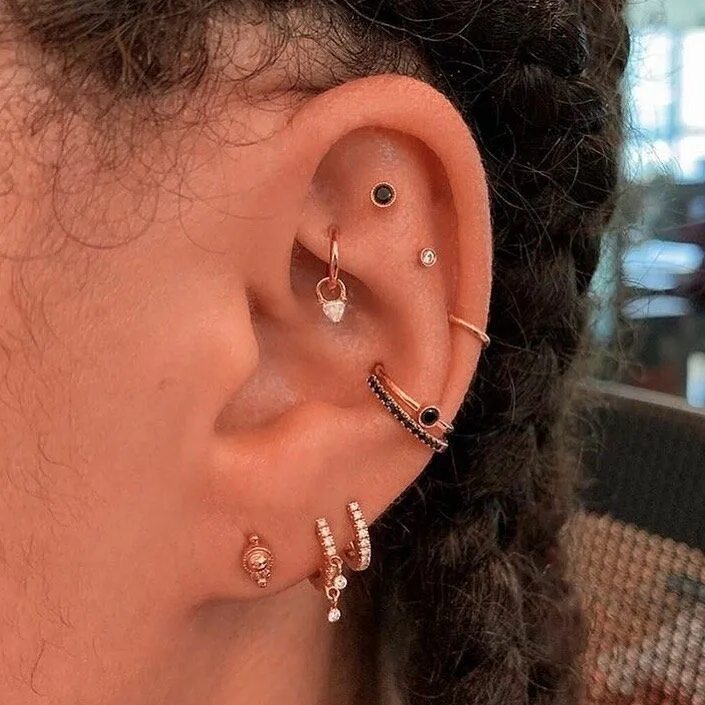 Прокол уха флэт фото Double flat piercings, rook, mid-helix, double conch and triple lobe piercings ⚡