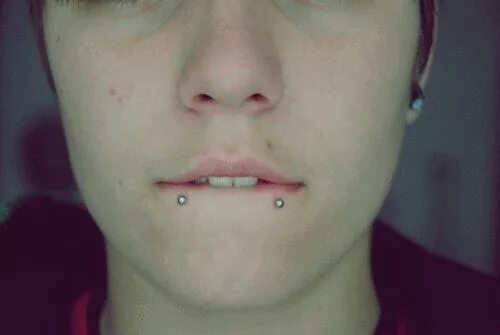 Прокол укус змеи фото tumblr guy with piercings - Google Search #lowerlippiercing Guys with lip pierci