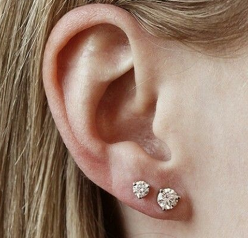 Прокол ушей фото с двумя сережками Piercings Double ear piercings, Earings piercings, Second ear piercing