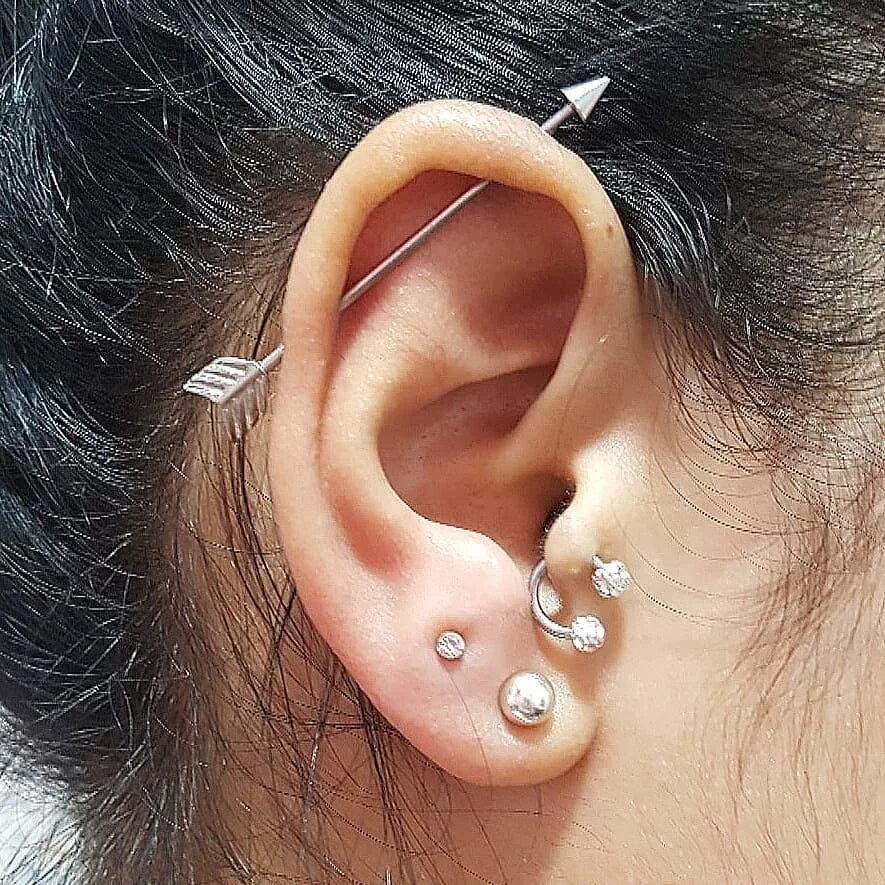 Прокол ушей пирсинг фото Marina Piercing on Instagram: "Transversal (industrial) e tragus CICATRIZADOS ap