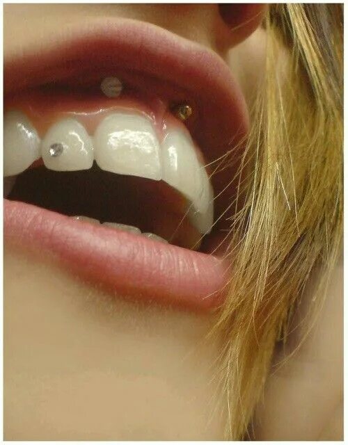 Прокол уздечки верхней фото Pin by Selena Combs on Yowzers! Smiley piercing, Piercings for girls, Piercings