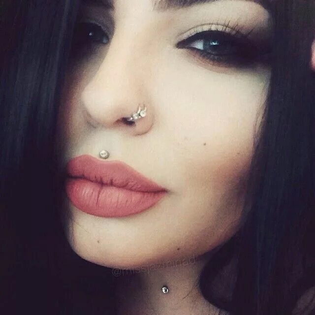 Прокол верхней губы фото Pin by Tatjana Milena on Make-up Piercings, Lip piercing, Medusa piercing