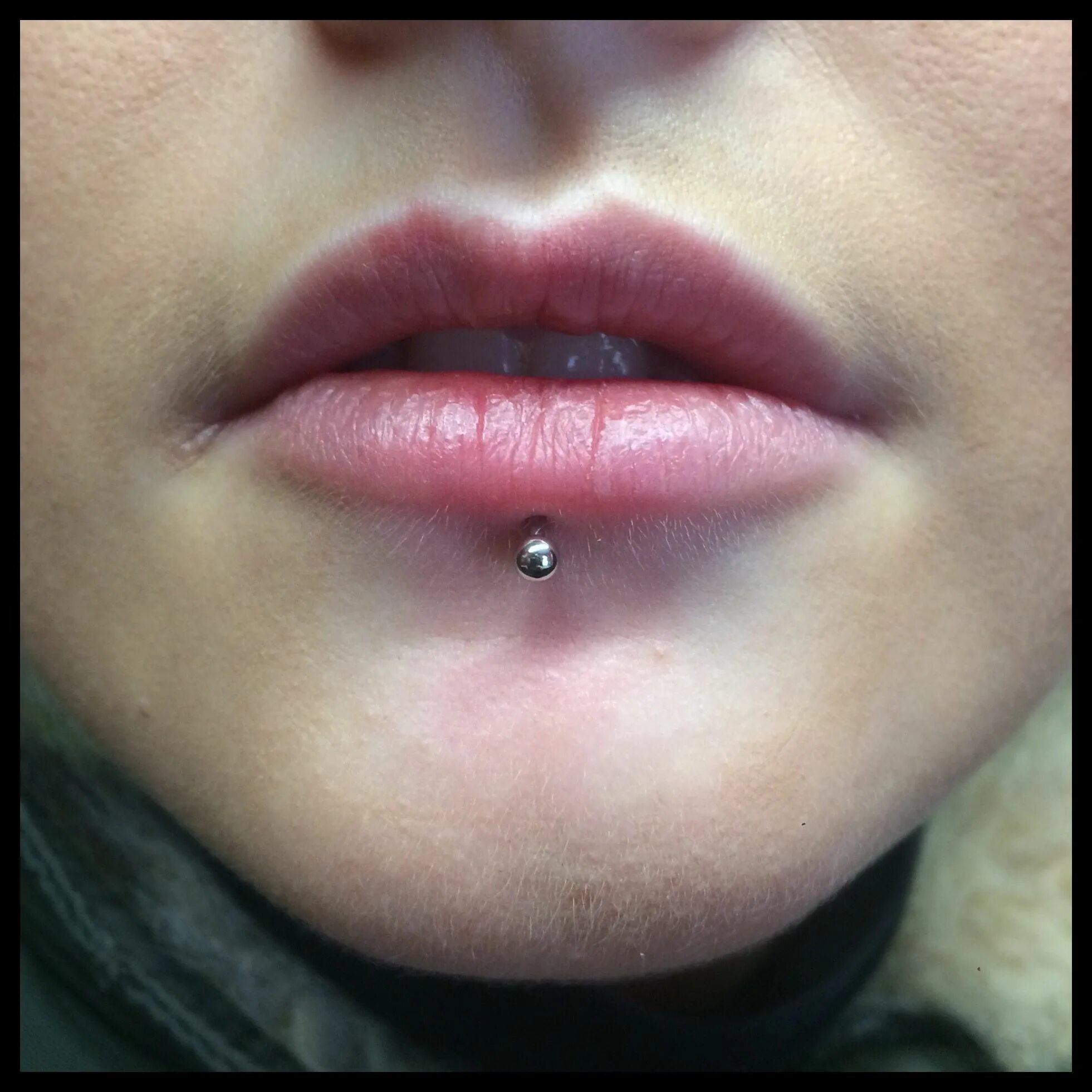 Прокол верхней губы фото Central Labret re-pierce by Poh Piercings faciais, Ideias para piercings, Pierci