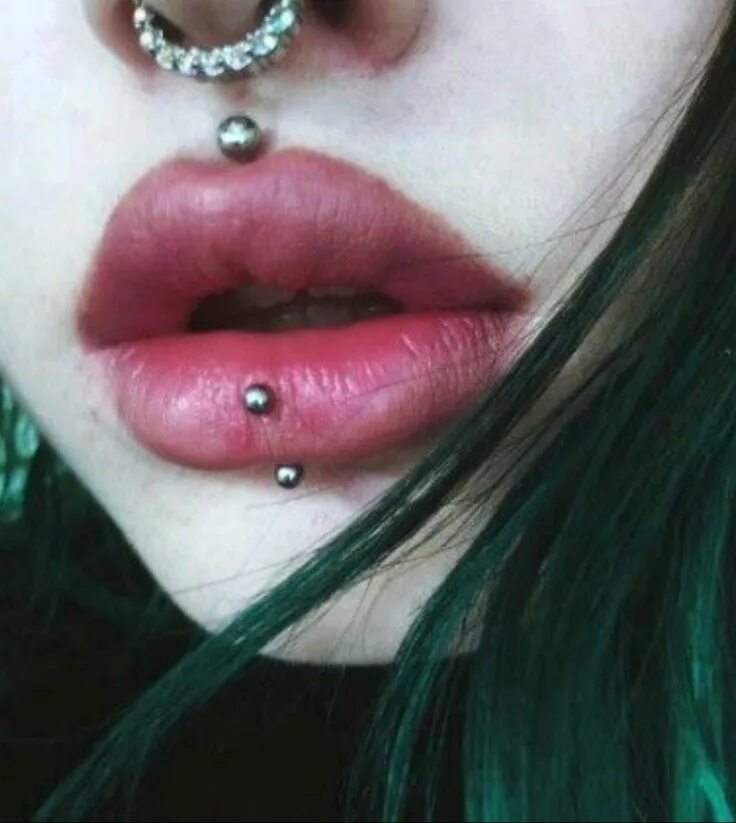 Проколола фото шпилькой песня Pin on PIERCINGS Vertical labret piercing, Labret piercing, Face piercings