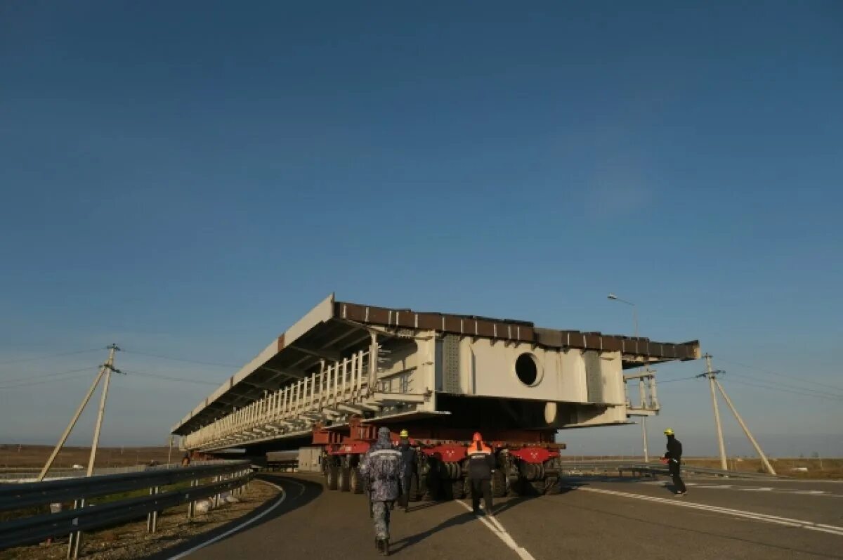 Пролет моста фото Первый готовый пролет Крымского моста направлен к месту монтажа АиФ Краснодар