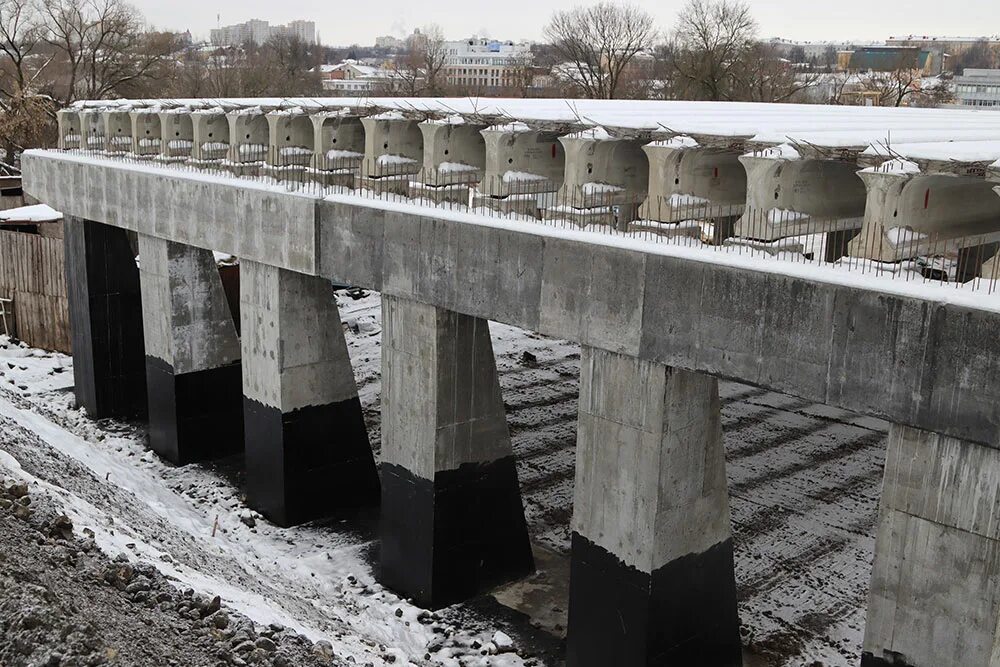 Промка на набережной в брянске фото К строящемуся на набережной новому мосту вплотную подвели насыпь будущей дороги 