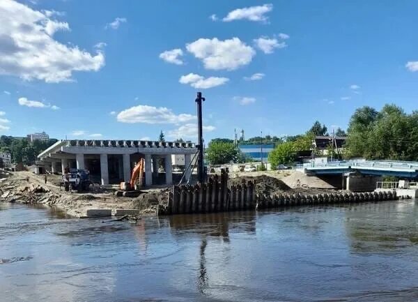 Промка на набережной в брянске фото В Брянске возводят восьмую опору моста на Набережной. Происходят это в рамках на