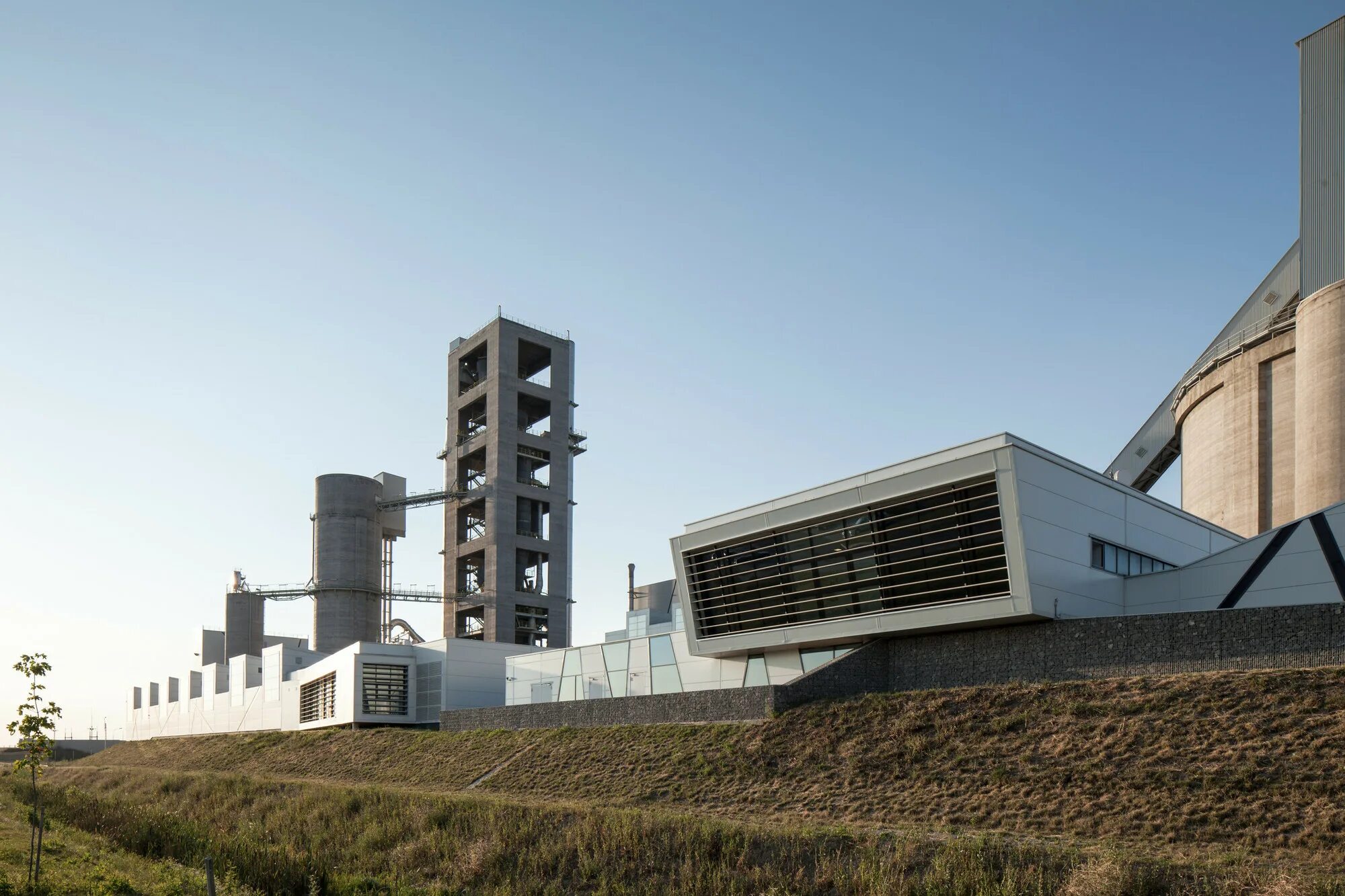 Промышленная архитектура фото Gallery of Cement Plant in Szentlőrinc / MHM Architects - 1