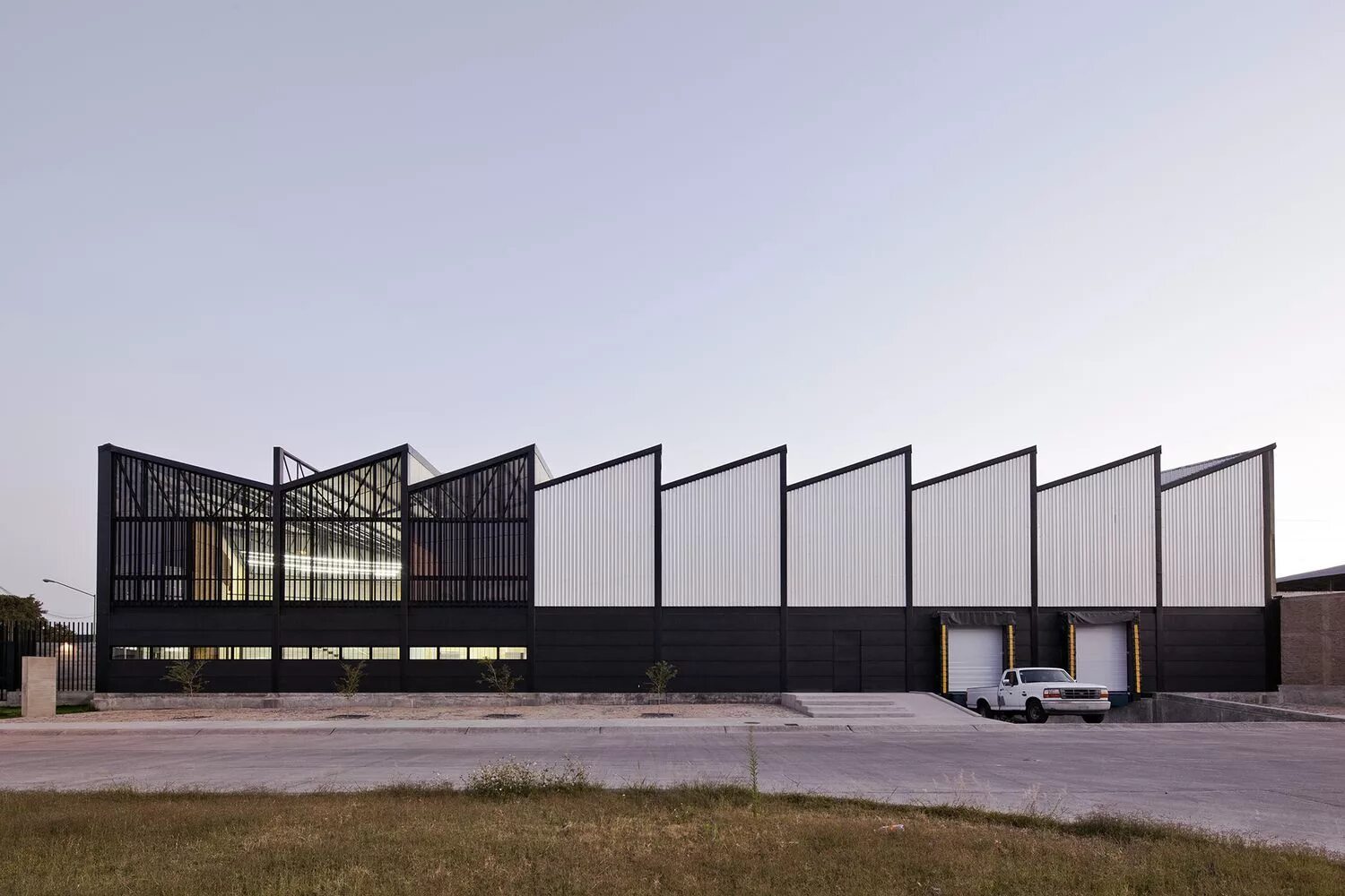 Промышленная архитектура фото Levering Trade / ATELIER ARS Factory architecture, Facade architecture, Industri