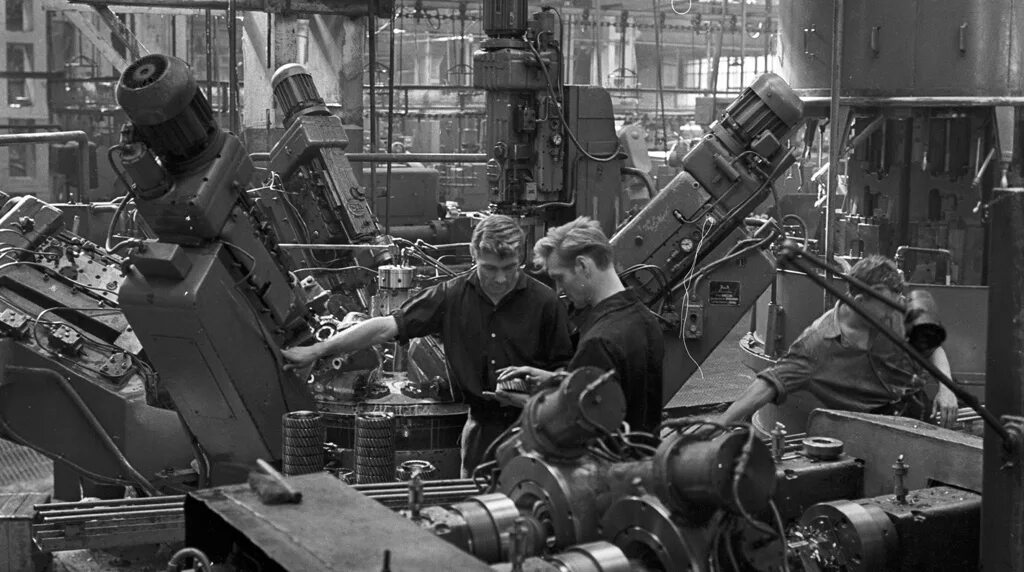 Промышленность ссср фото Файл:RIAN archive 695084 Workers of Moscow Likhachev Automotive Plant.jpg - Вики