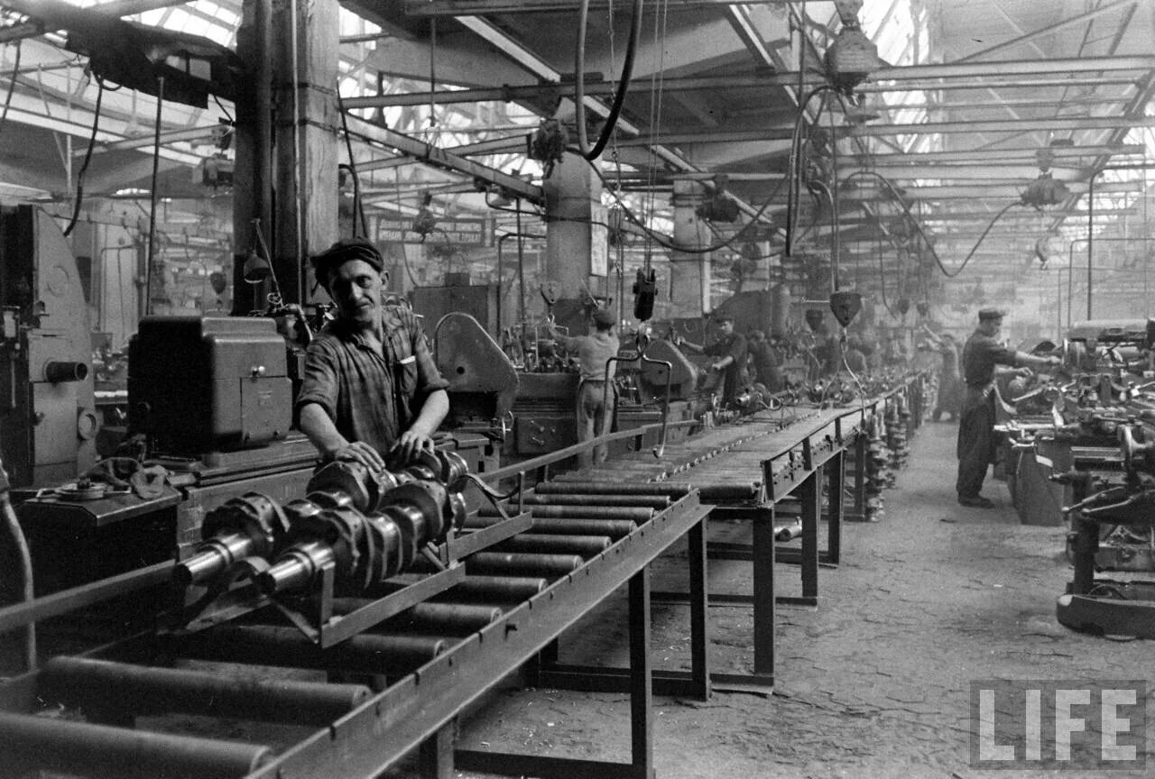 Промышленность ссср фото Журнал LIFE на Минском тракторном заводе. 1960 Назад в СССР Фотострана Пост № 18