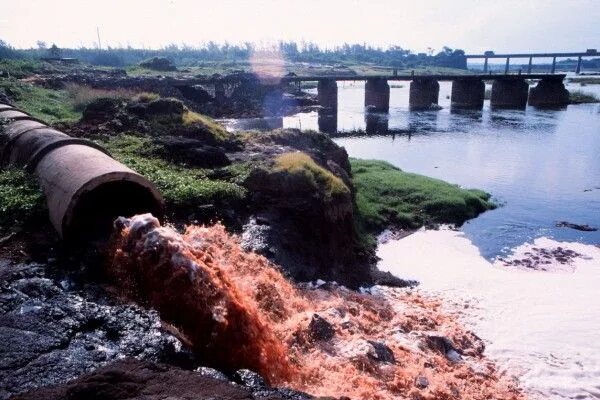 Промышленные отходы фото Vapi, India. #Chemicals and heavy metals #pollution . Workers dump #waste that m