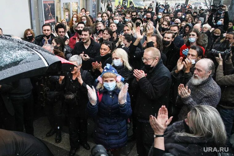 Прощание с романом виктюком фото В Москве прощаются с Романом Виктюком. Фото, видео