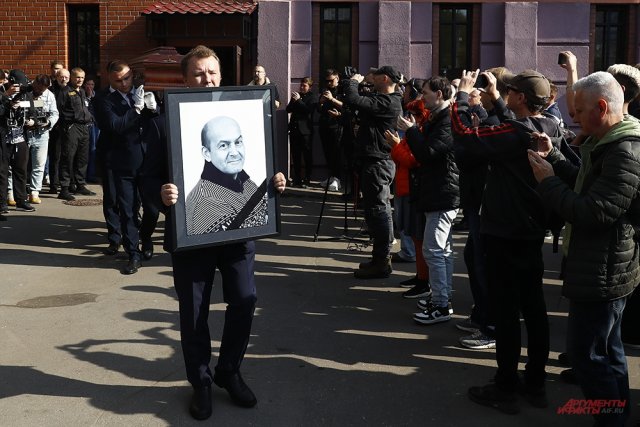 Прощание с вячеславом добрыниным кто пришел фото Церемония прощания с Вячеславом Гришечкиным Аргументы и Факты