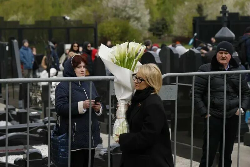 Прощение с добрыниным фото Песков и Пугачёва пришли попрощаться с Валентином Юдашкиным БУКИН ВЕЩАЕТ Дзен