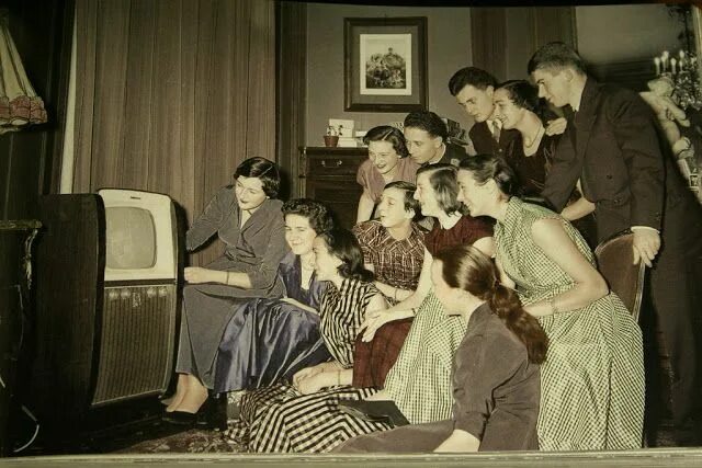 Просмотр старых фото Family in front of a television set, France, ca. 1950s Vintage family pictures, 