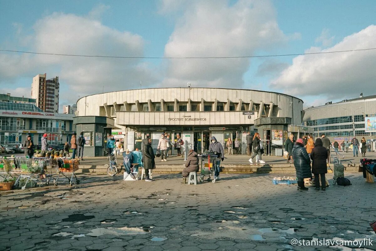 Проспект большевиков фото Метро снаружи, показываю как выглядит "Проспект Большевиков"#2 Петербургский кот