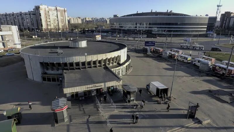 Проспект большевиков фото Депутаты пожаловались Беглову на нелегальную торговлю у метро "Проспект Большеви