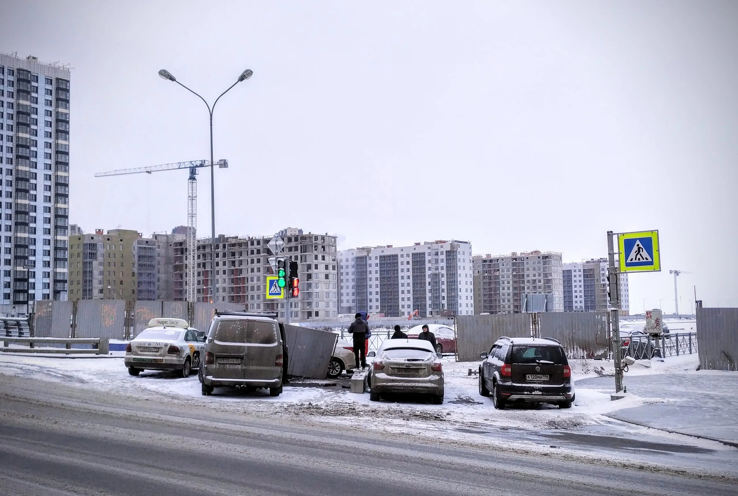 Проспект героев фото Пьяный "герой" в пиджаке на голое тело протаранил на "Солярисе" забор на проспек