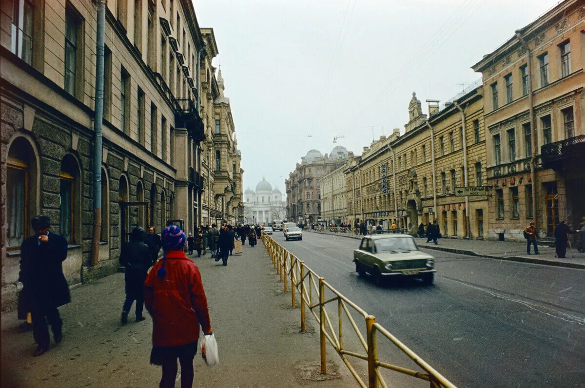 Nevsky Prospect in Leningrad. Postcard from the set "Nevsky Prospekt", published